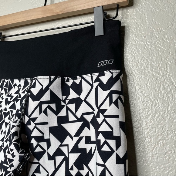 Lorna Jane Leggings Geometric Pattern Black & White Activewear Workout - Picture 4 of 13